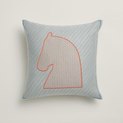 《新品未使用》HERMES エルメス 刺繍 クッション 103732M 02_front_wm_1?size=